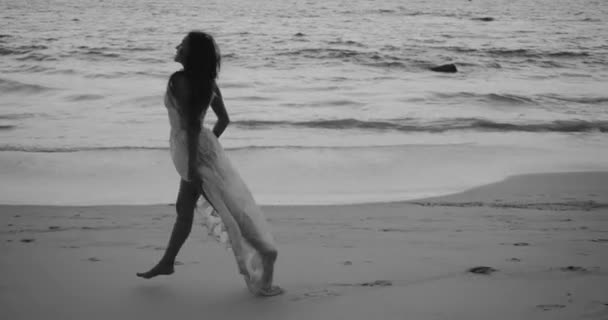 Retrato Romántico Hermosa Mujer Morena Vestido Encaje Blanco Corriendo Playa — Vídeo de stock