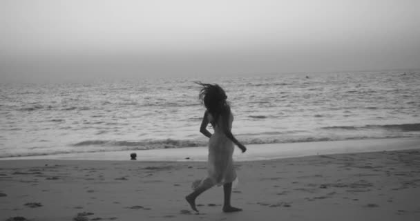 Retrato Romántico Hermosa Mujer Morena Vestido Encaje Blanco Corriendo Playa — Vídeos de Stock