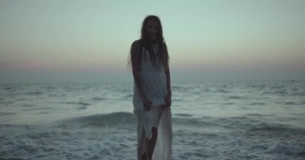 Beyaz Dantel Elbiseli Güzel Esmer Kadının Romantik Portresi Yaz Akşamının — Stok video