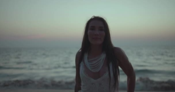 Retrato Romántico Hermosa Mujer Morena Vestido Encaje Blanco Corriendo Coqueteando — Vídeo de stock