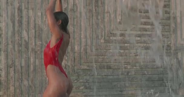 Bella Donna Bruna Costume Bagno Rosso Posa Nella Piscina All — Video Stock