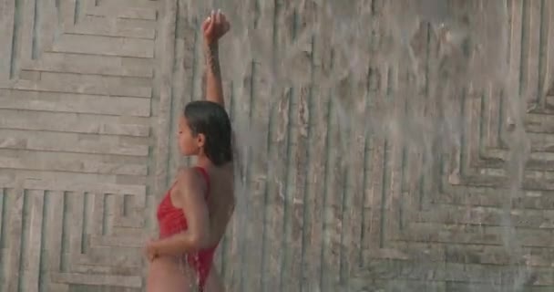 Mulher Bonita Morena Maiô Vermelho Posando Piscina Livre Sobre Parede — Vídeo de Stock