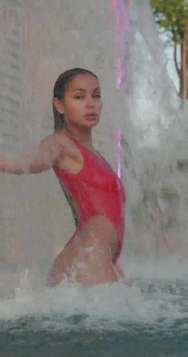 Mulher Bonita Morena Maiô Vermelho Posando Piscina Livre Sobre Parede — Vídeo de Stock