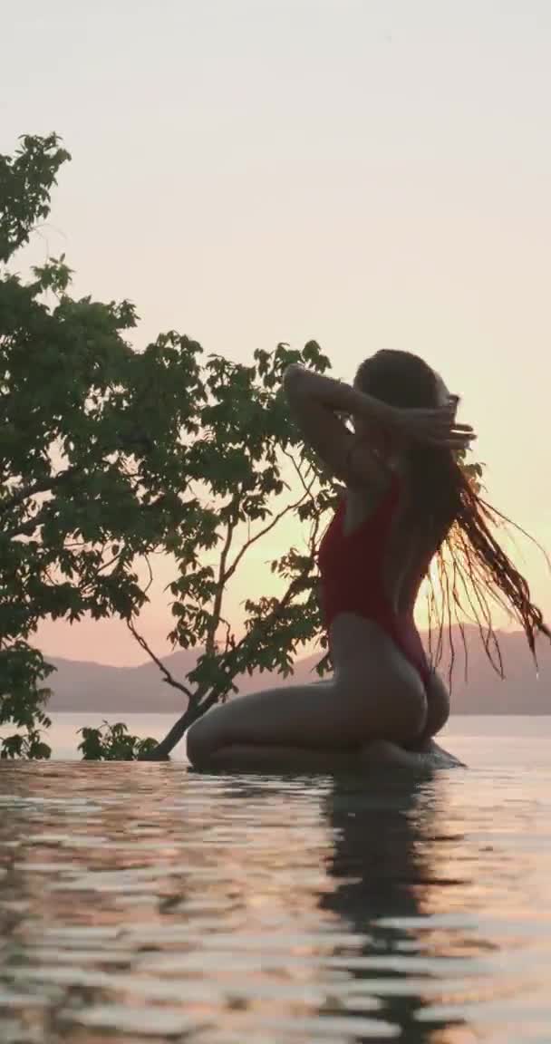 Mulher Bonita Morena Maiô Vermelho Posando Por Piscina Livre Sobre — Vídeo de Stock