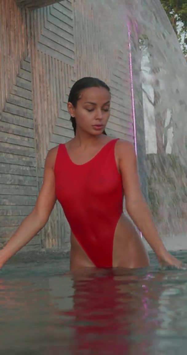 Hermosa Mujer Morena Traje Baño Rojo Posando Piscina Aire Libre — Vídeo de stock