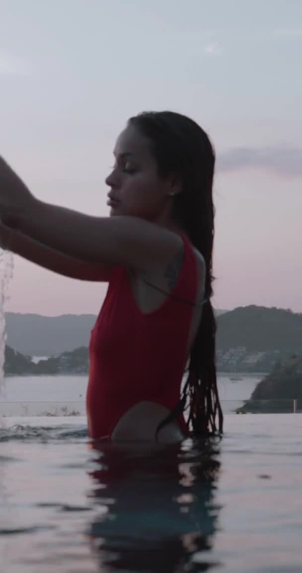 Mulher Bonita Morena Maiô Vermelho Posando Piscina Livre Sobre Fundo — Vídeo de Stock