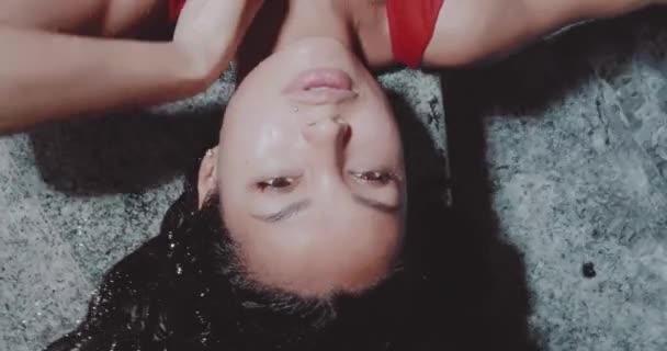 Retrato Hermosa Mujer Morena Traje Baño Rojo Posando Junto Piscina — Vídeo de stock