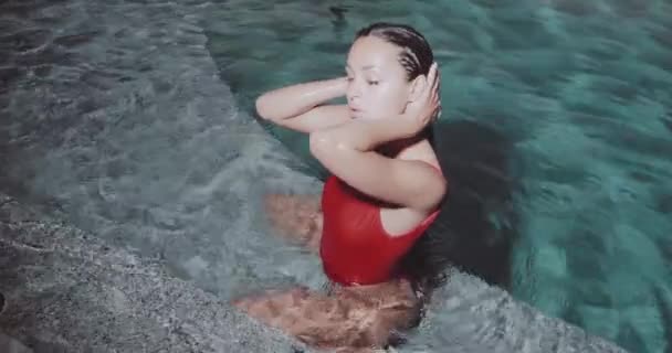 Retrato Bela Mulher Morena Maiô Vermelho Posando Piscina Livre Vídeo — Vídeo de Stock