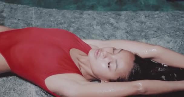 Retrato Hermosa Mujer Morena Traje Baño Rojo Posando Junto Piscina — Vídeos de Stock
