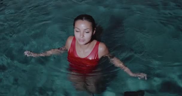 Retrato Hermosa Mujer Morena Traje Baño Rojo Posando Piscina Aire — Vídeo de stock