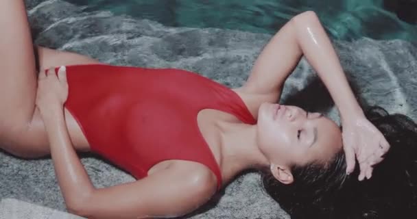 Retrato Hermosa Mujer Morena Traje Baño Rojo Posando Junto Piscina — Vídeo de stock