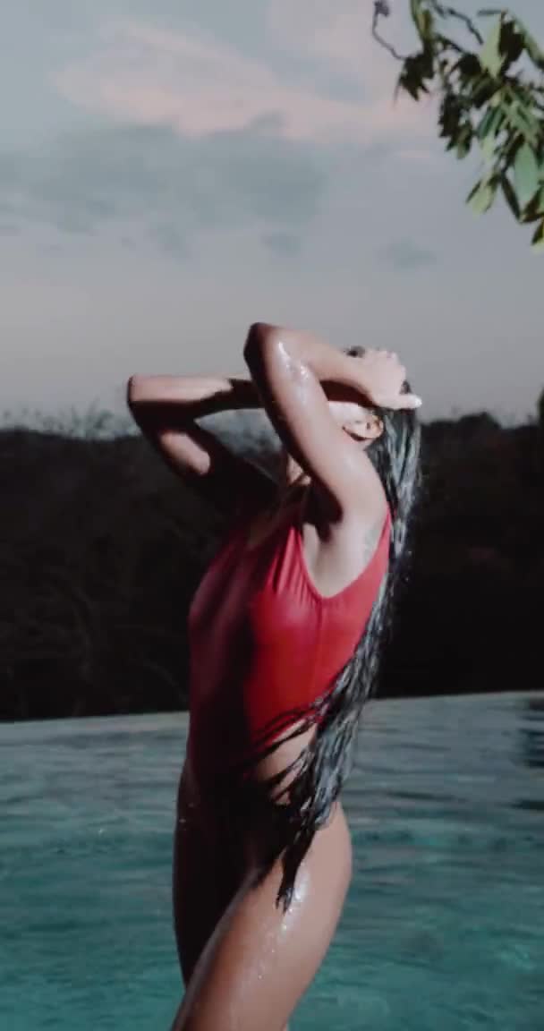 Krásná Brunetka Žena Červených Plavkách Pózuje Venkovním Bazénu Nad Západem — Stock video