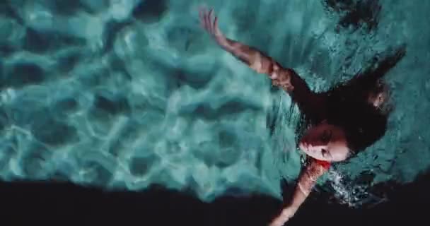 Portret Pięknej Brunetki Czerwonym Stroju Kąpielowym Pływającej Odkrytym Basenie Pionowe — Wideo stockowe