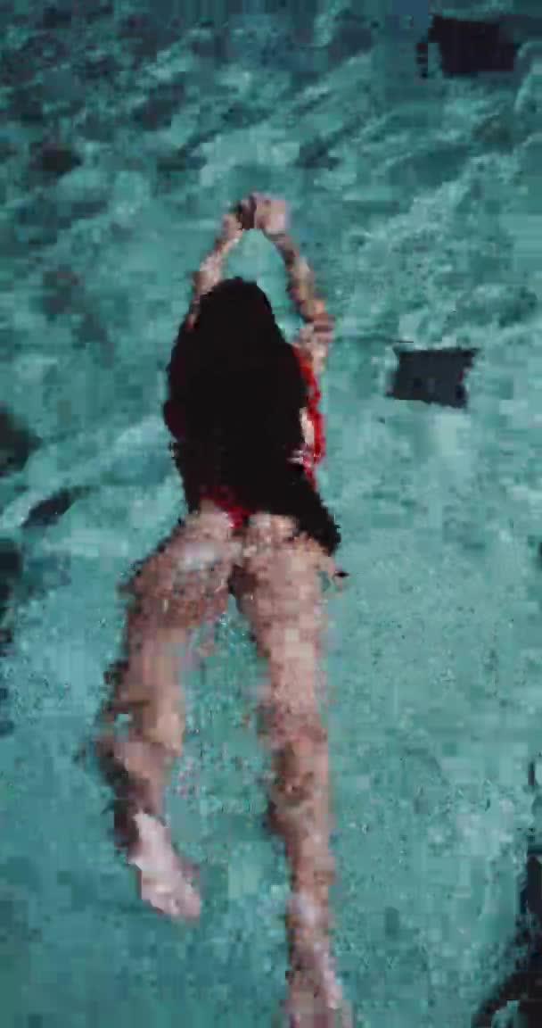 Zadní Pohled Krásné Brunetky Ženy Červených Plavkách Plavání Venkovním Bazénu — Stock video