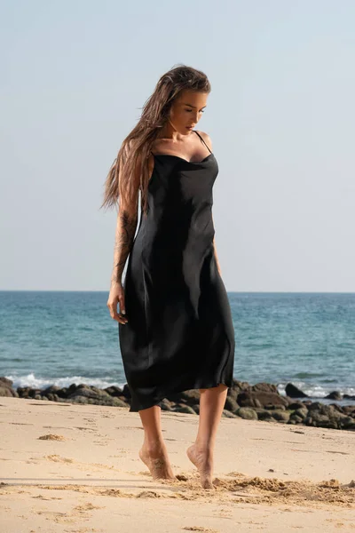 Mulher Morena Bonita Vestido Sedoso Preto Posando Praia Durante Dia — Fotografia de Stock