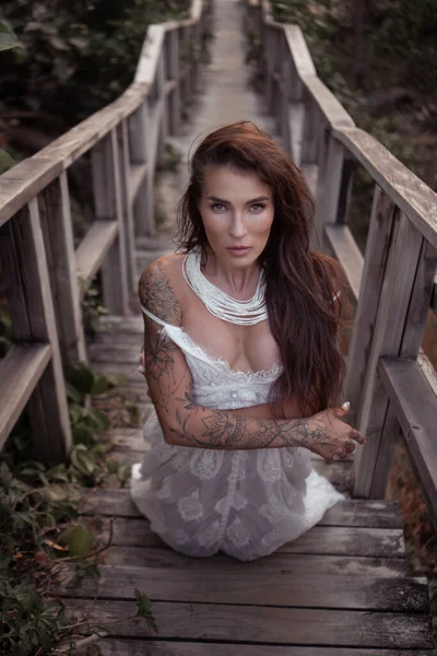 Retrato Romântico Bela Mulher Morena Vestido Renda Branca Escada Madeira — Fotografia de Stock