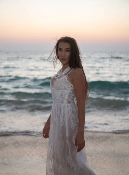 Retrato Romântico Bela Mulher Morena Vestido Renda Branco Praia Sobre — Fotografia de Stock