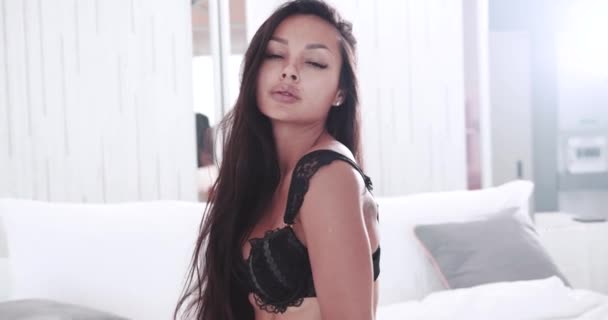 Dantelli Siyah Çamaşırlı Çekici Esmer Kadın Yatakta Poz Veriyor Yavaş — Stok video