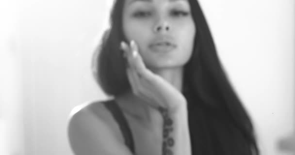 Portret Frumusețe Brunetă Femeie Lenjerie Neagră Pozând Pat Video Alb — Videoclip de stoc