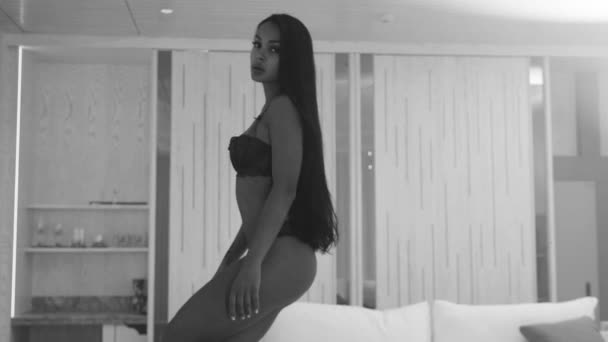 Çekici Vücutlu Dantelli Siyah Çamaşırlı Siyah Beyaz Bir Kadın Yatak — Stok video