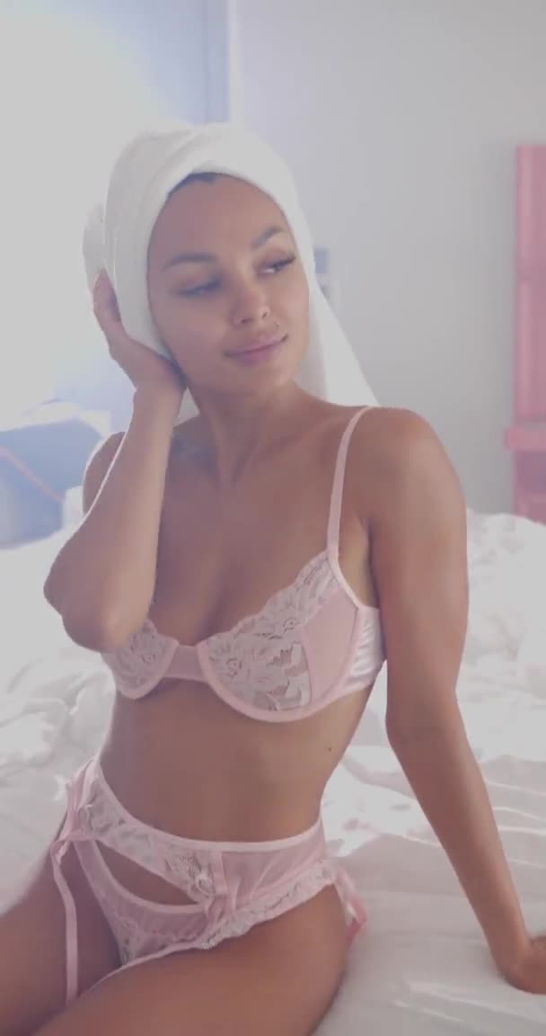 Skönhet Brunett Kvinna Med Attraktiv Kropp Rosa Underkläder Och Handduk — Stockvideo