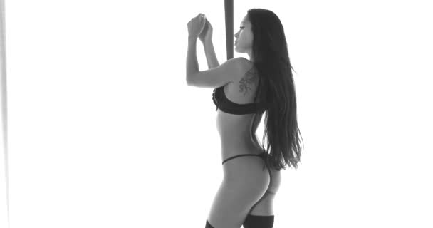 Krásná Brunetka Žena Atraktivní Tělo Černém Spodním Prádle Punčochy Pózování — Stock video