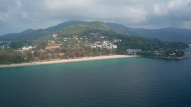 Phuket, Tayland 'daki tropik boş Surin Sahili' nin insansız hava aracı görüntüsü