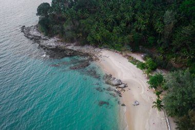 Phuket, Tayland 'daki tropik boş Surin Sahili' nin insansız hava aracı görüntüsü