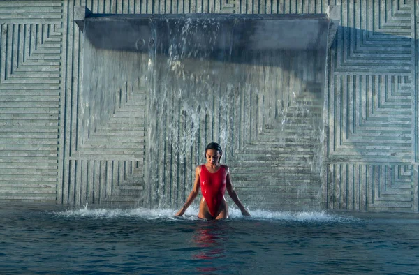 Mulher Bonita Morena Maiô Vermelho Posando Piscina Livre Sobre Parede — Fotografia de Stock