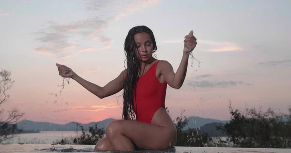 Belle Femme Brune Maillot Bain Rouge Posant Par Piscine Extérieure — Photo