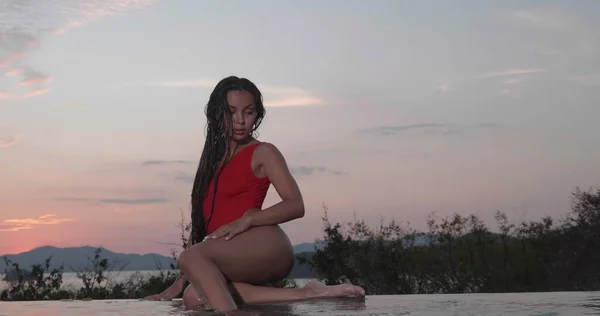 Mulher Bonita Morena Maiô Vermelho Posando Por Piscina Livre Sobre — Fotografia de Stock