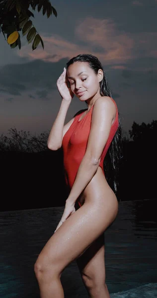 Hermosa Mujer Morena Traje Baño Rojo Posando Piscina Aire Libre — Foto de Stock