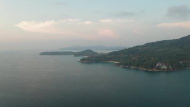 Phuket, Tayland 'da tropikal Kamala Sahili ve Andaman Denizi' nin insansız hava aracı görüntüsü