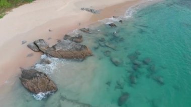 Phuket, Tayland 'da tropikal Kamala Sahili ve Andaman Denizi' nin insansız hava aracı görüntüsü