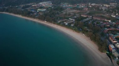 Phuket, Tayland 'da tropikal Kamala Sahili ve Andaman Denizi' nin insansız hava aracı görüntüsü