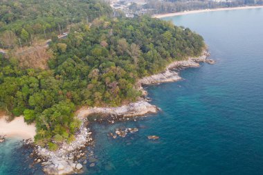 Phuket, Tayland 'da tropikal Kamala Sahili ve Andaman Denizi' nin insansız hava aracı görüntüsü