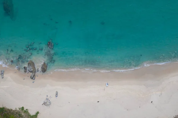 Vista Aérea Playa Tropical Vacía Con Agua Mar Turquesa Rocas —  Fotos de Stock