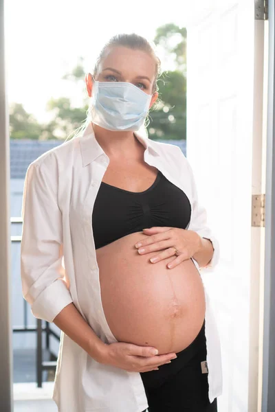 Mujer Embarazada Con Máscara Protectora Contra Gripe Los Virus Concepto — Foto de Stock