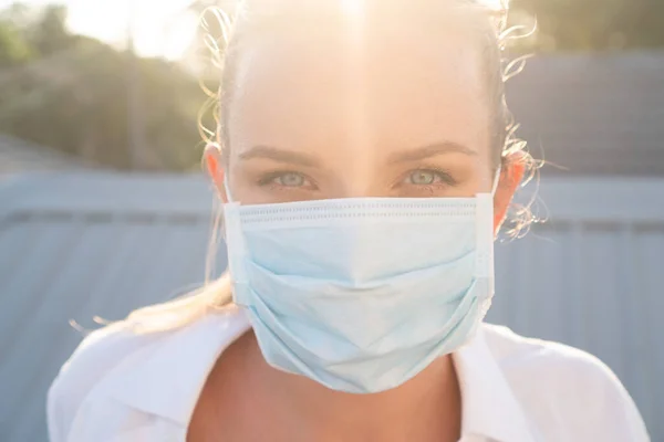 屋外でインフルエンザやウイルスに対する保護マスクの女性の肖像画 ヘルスケア インフルエンザの流行 ほこりアレルギー ウイルス対策 大気汚染の概念 — ストック写真