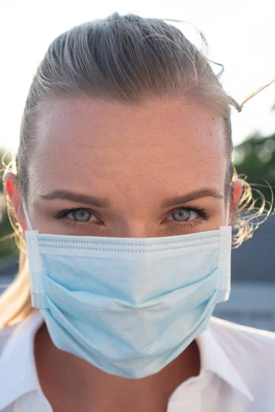 Porträtt Kvinna Skyddsmask Mot Influensa Och Virus Utomhus Helathcare Influensa — Stockfoto