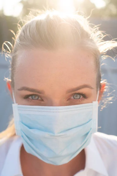 女性在户外戴防护面具以抵御流感和病毒的肖像 流感流行 灰尘过敏 病毒保护 空气污染概念 — 图库照片