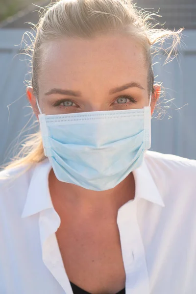 女性在户外戴防护面具以抵御流感和病毒的肖像 流感流行 灰尘过敏 病毒保护 空气污染概念 — 图库照片