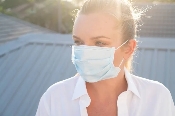 Porträtt Kvinna Skyddsmask Mot Influensa Och Virus Utomhus Helathcare Influensa — Stockfoto