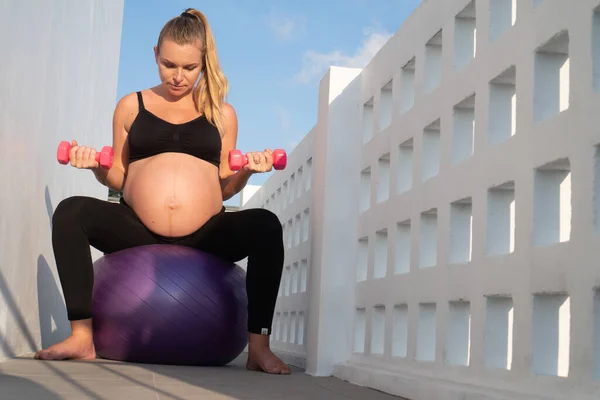 Porträtt Vacker Gravid Kvinna Övningar Med Fitball Och Hantlar Utomhus — Stockfoto