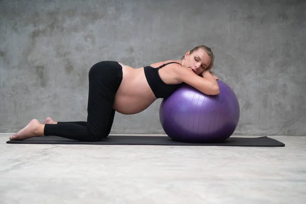 ジムでフィットボールとかなり妊娠中の女性の練習の肖像画 運動とフィットネス 妊娠の概念 — ストック写真