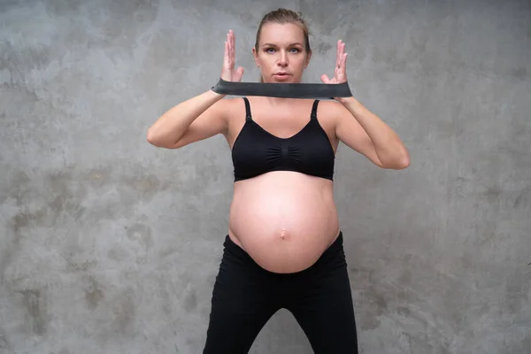 Retrato Ejercicios Mujer Bastante Embarazada Con Banda Resistencia Gimnasio Entrenamiento —  Fotos de Stock