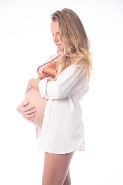 Mujer Bastante Embarazada Tocando Vientre Mientras Está Pie Sobre Fondo — Foto de Stock