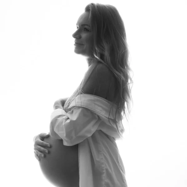 Mooie Zwangere Vrouw Wit Shirt Slipje Die Haar Buik Vasthoudt — Stockfoto