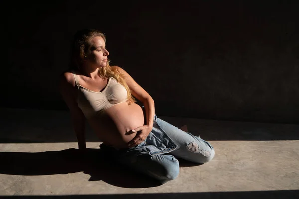 Mujer Bastante Embarazada Traje Mezclilla Sujetador Sentado Suelo Hormigón Luz — Foto de Stock