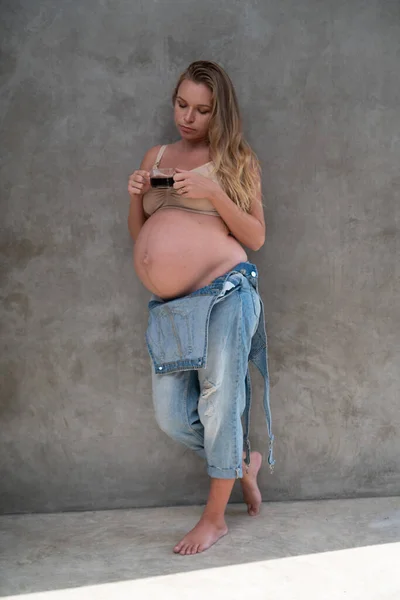 Mujer Bastante Embarazada Traje Mezclilla Sujetador Bebiendo Café Mientras Está —  Fotos de Stock